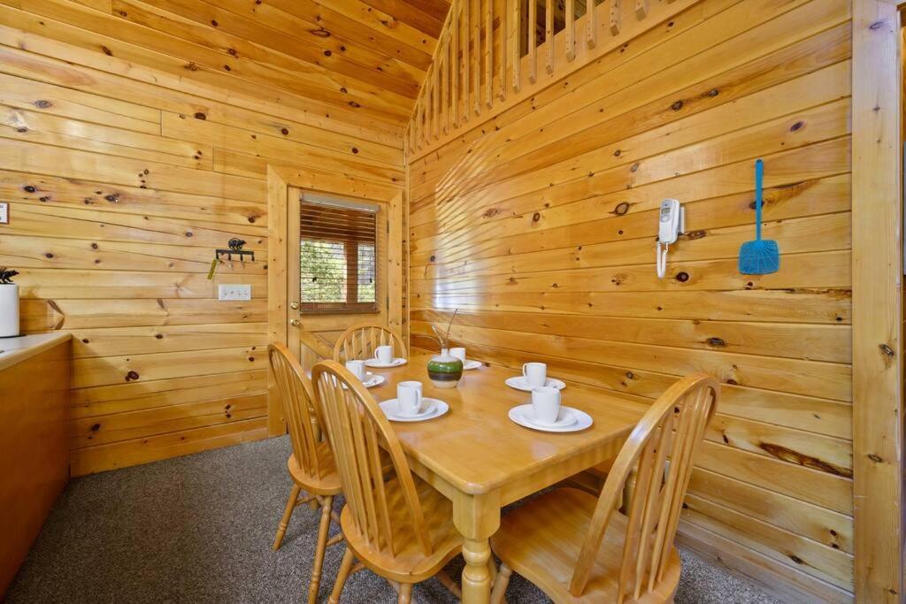 Beautiful 2 Bed Cabin With Hot Tub And Resort Pool Sevierville Exterior foto