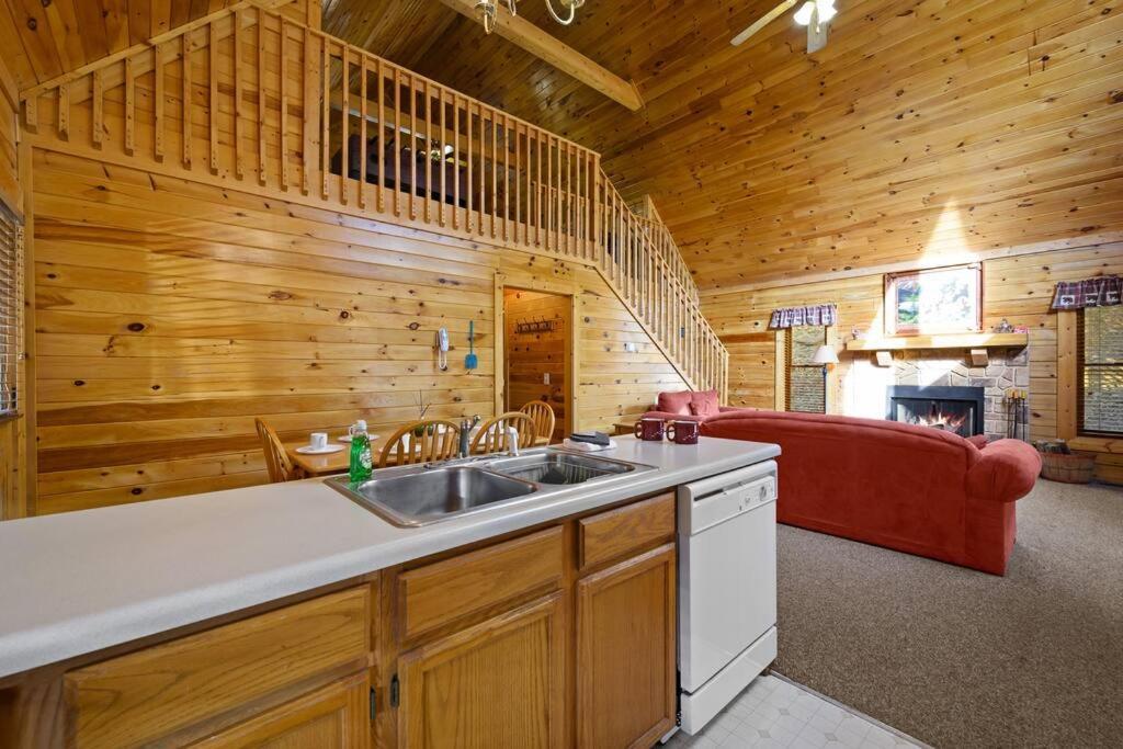 Beautiful 2 Bed Cabin With Hot Tub And Resort Pool Sevierville Exterior foto