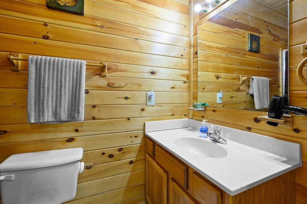 Beautiful 2 Bed Cabin With Hot Tub And Resort Pool Sevierville Exterior foto