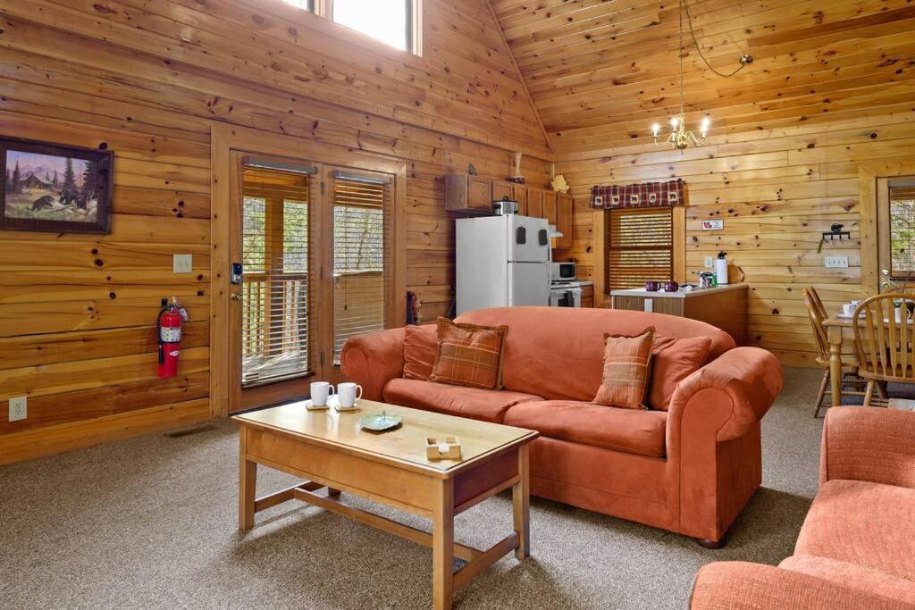 Beautiful 2 Bed Cabin With Hot Tub And Resort Pool Sevierville Exterior foto
