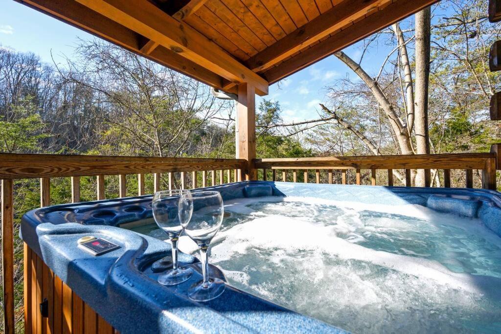 Beautiful 2 Bed Cabin With Hot Tub And Resort Pool Sevierville Exterior foto