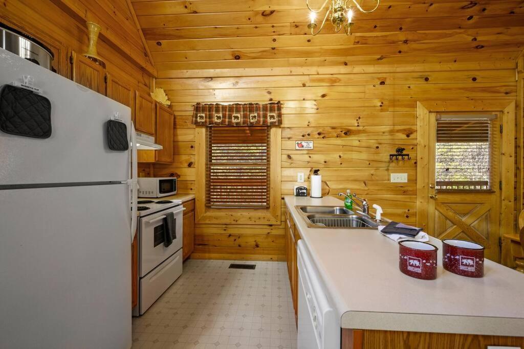 Beautiful 2 Bed Cabin With Hot Tub And Resort Pool Sevierville Exterior foto